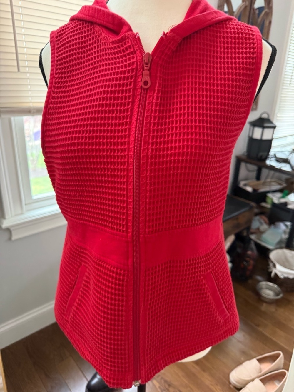 Women's CBK Sport Red Sleeveless waffle Hooded Zip Front Vest size medium